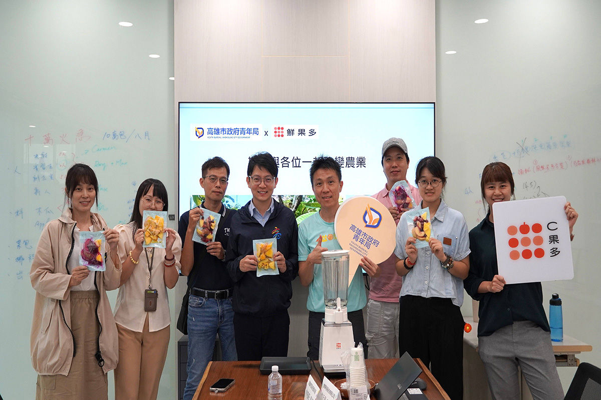 ▲青年局長林楷軒(左四)率隊參「鮮果多」,創辦人黃崇閔(右四)親自接待。(圖/青年局提供)