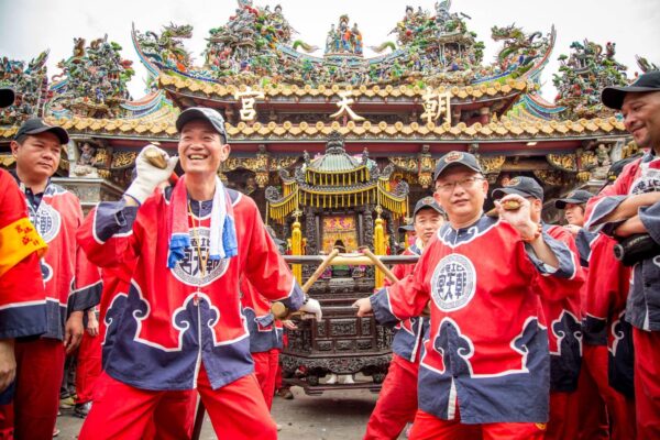 「北港朝天宮董事長蔡咏鍀親臨現場,領軍展演鎮殿盛事『鑽轎腳』,祈福庇佑眾人平安。」圖/宗聯會