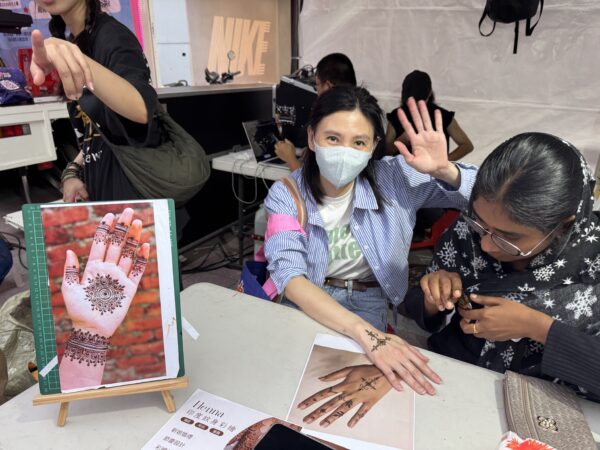 「現場提供充滿異國風情的伊斯蘭教 Henna 彩繪,讓民眾體驗指尖與手腕上的藝術之美。」圖/宗聯會