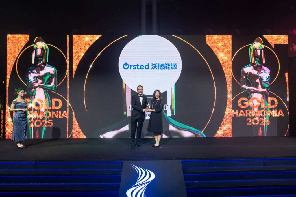 ▲沃旭能源長期深耕以人為本的職場文化,今年第五度榮獲《HR Asia》「亞洲最佳企業雇主獎」,並再度獲得「職場永續獎」,成為唯一同時獲雙獎肯定的離岸風電企業,由沃旭台灣董事長汪欣潔(左二)出席領獎。(沃旭能源提供)