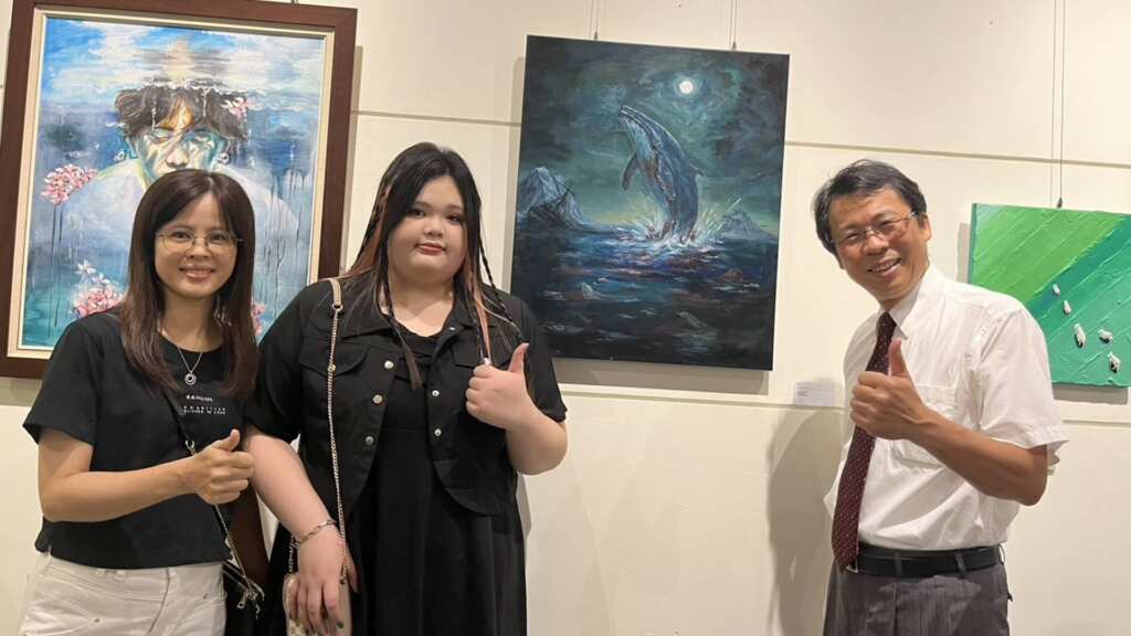 ▲追尋彩妝夢想的女孩王芷芸同學展出《躍》以躍動象徵衝破束縛、追尋自由。(員林高中提供)