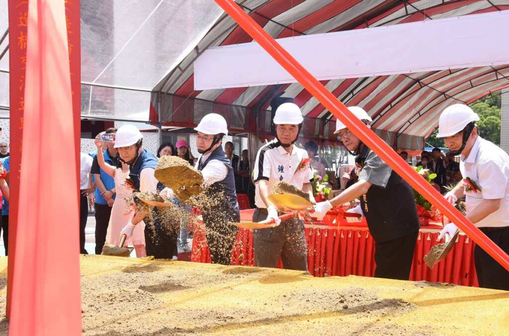▲苗栗縣長鍾東錦與來賓主持苗14線拓寬工程動土典禮。