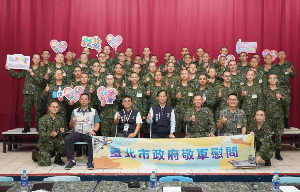 ▲臺北市政府慰問團與陸軍及空軍常備兵役軍事訓練役役男合影。