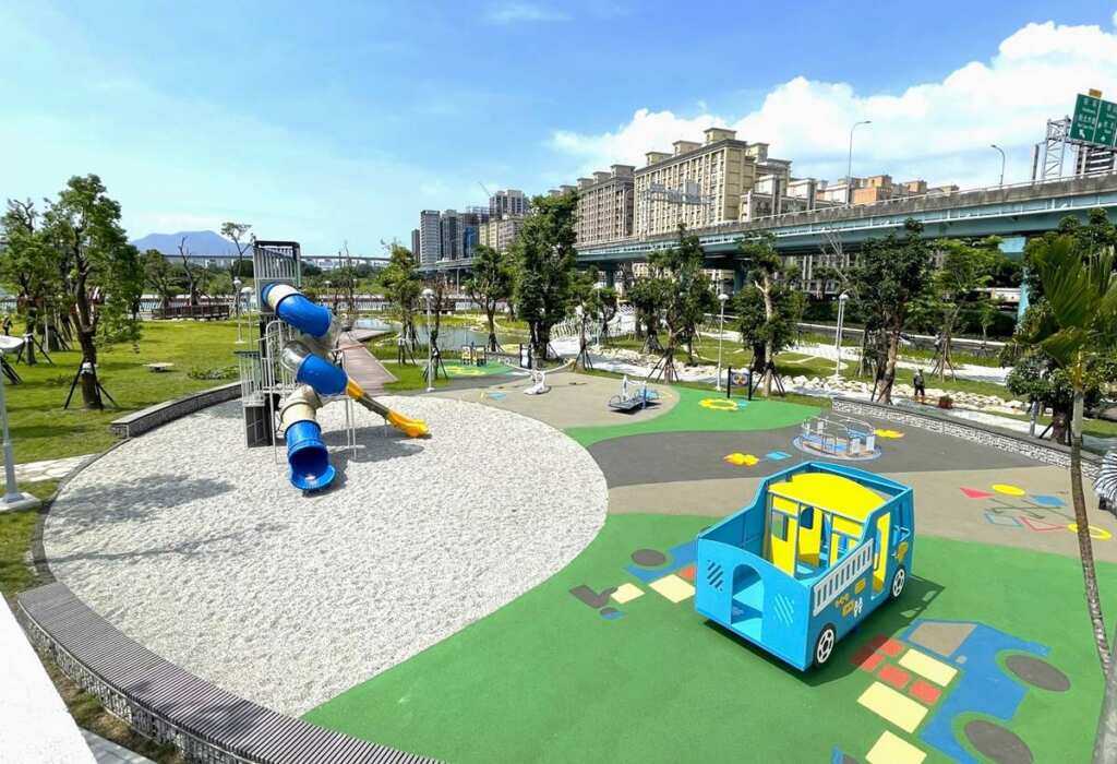▲公園裡的兒童遊戲場通過場域認證,適合5至12歲兒童使用。(新北市地政局提供)