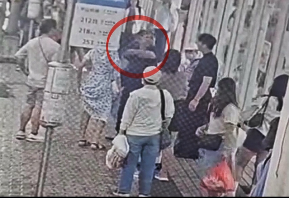 夫妻公車站前吵架 莽夫持傘爆打妻當街拖行 233 248250811a06