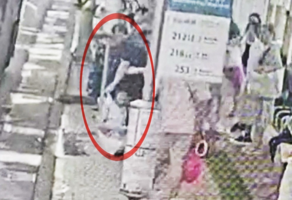 夫妻公車站前吵架 莽夫持傘爆打妻當街拖行 234 248250811a07