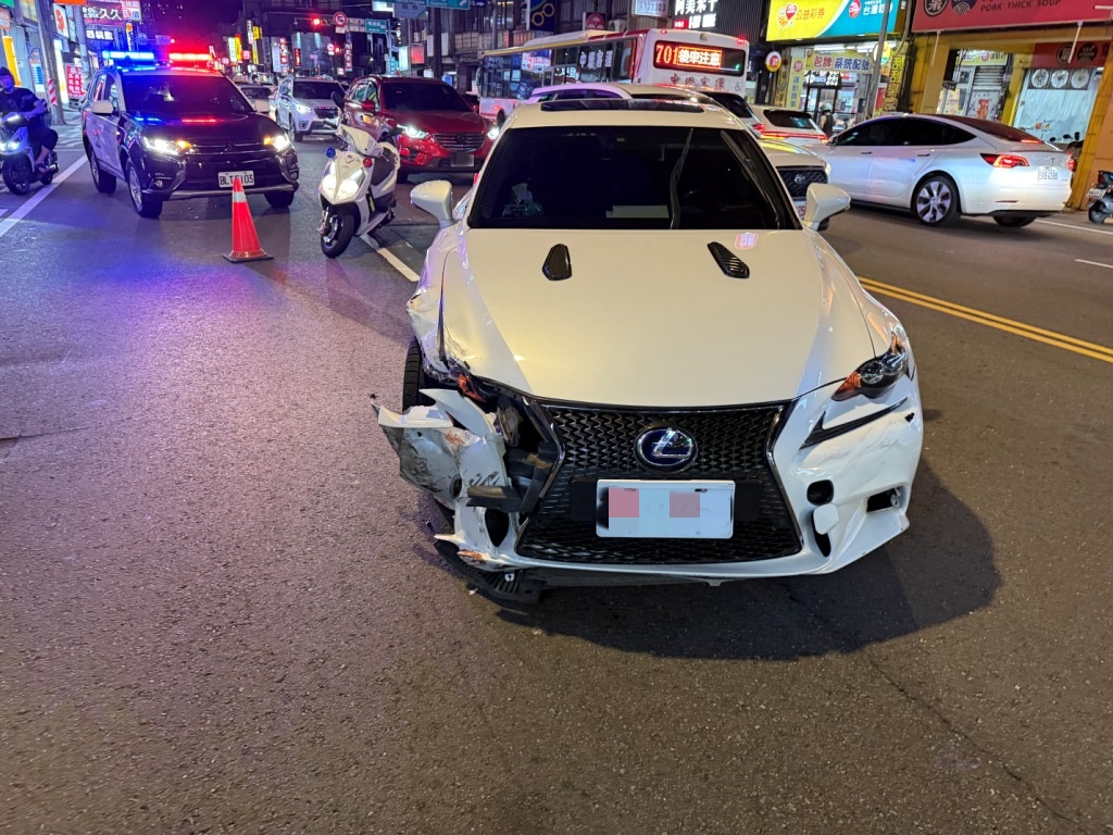 【有片】疑身體不適!桃園多元計程車撞毀消防栓 路邊兩車也遭殃 123546546 4