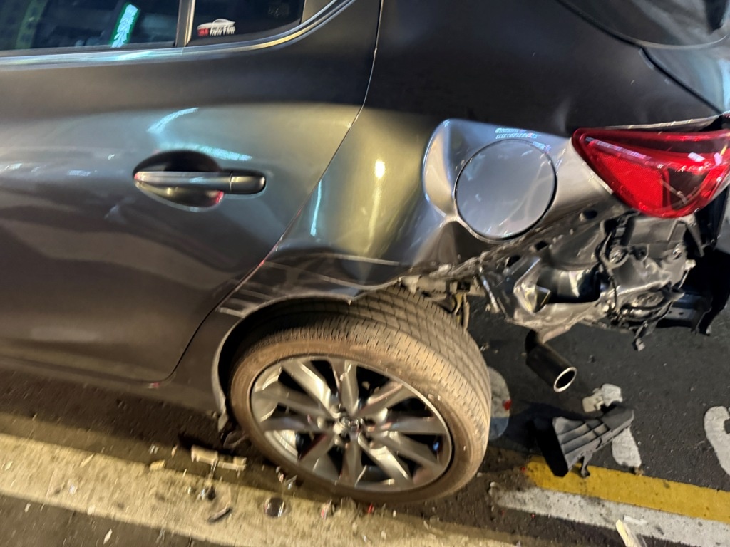【有片】疑身體不適!桃園多元計程車撞毀消防栓 路邊兩車也遭殃 123546546 1