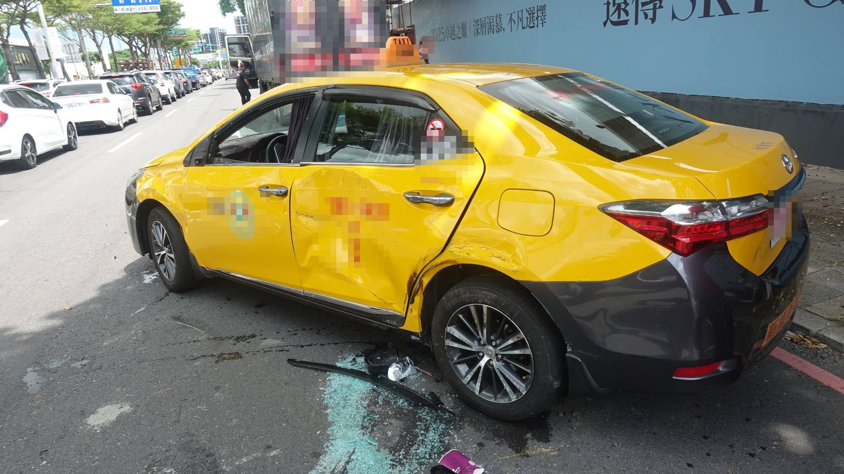 【有片】驚險瞬間!大貨車突偏移碰撞 計程車翻覆橫倒路中 2259782 0
