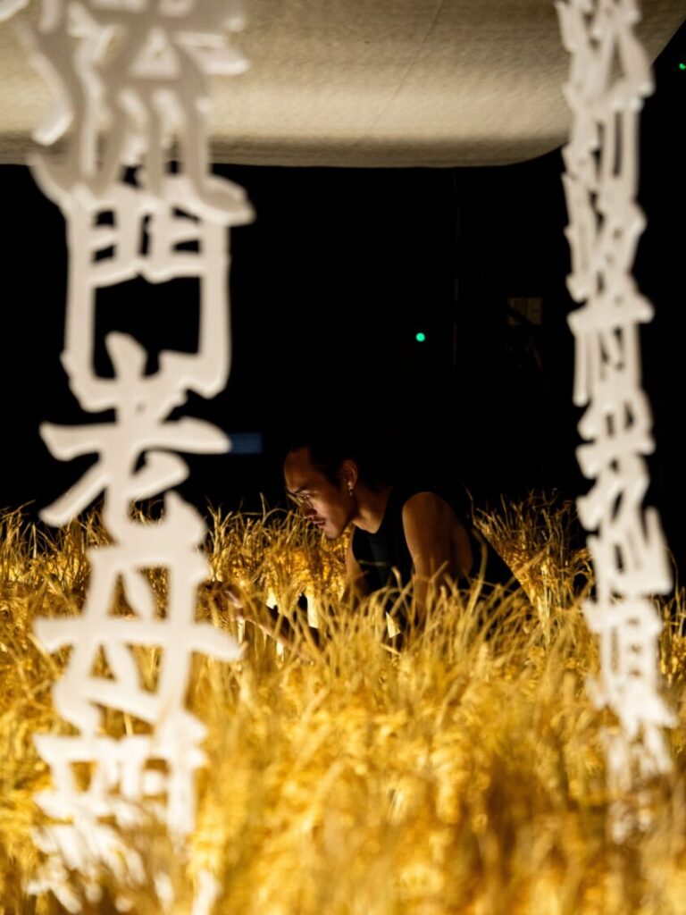 書頁如瀑，自空間垂落，邀觀者穿行其間，感受語言流動的詩性力量。(圖/宜蘭縣政府文化局提供)