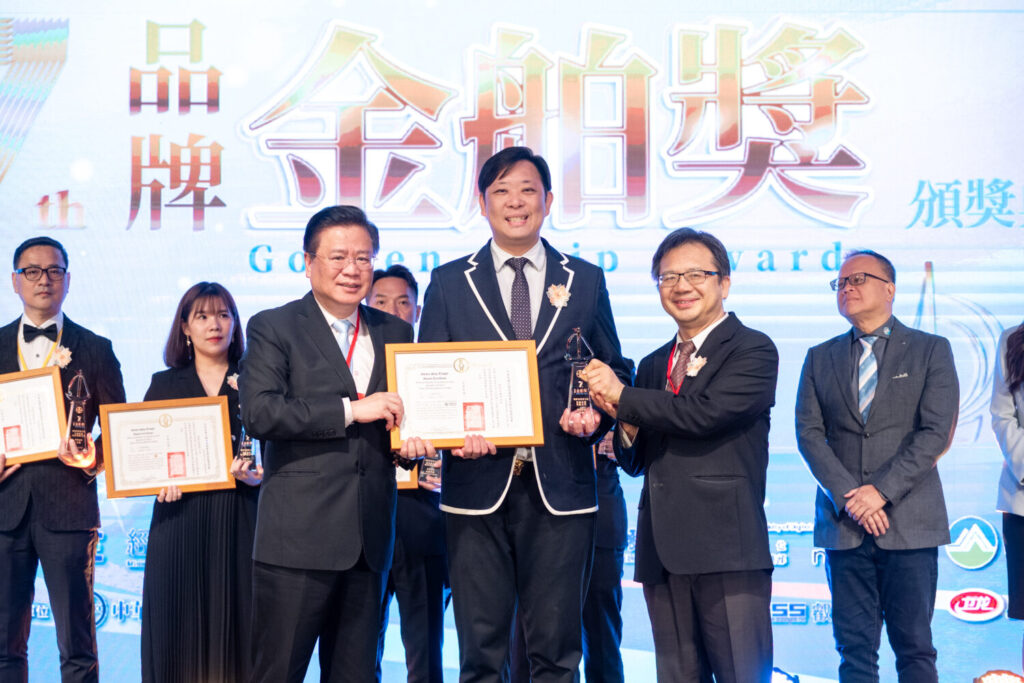 百鮮企業勇奪金舶獎,人稱「粉王」的總經理林裕閔(圖中)帶領公司推動品牌國際化。(圖/百鮮企業提供)