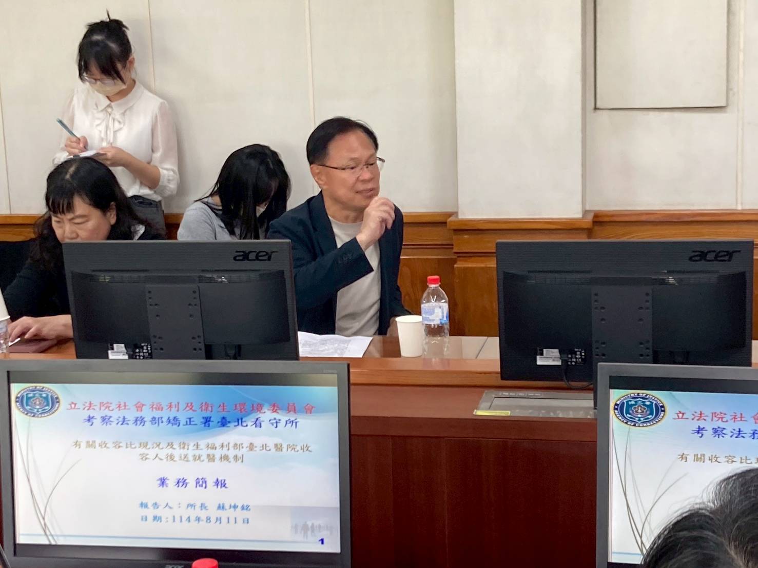 張啓楷質疑「科技安全網建置計畫」首座示範的八德外役監卻因廠商執行不佳,門禁、監視及緊急求救等系統至今仍未與中央監控系統連線。(圖/張啓楷國會辦公室)
