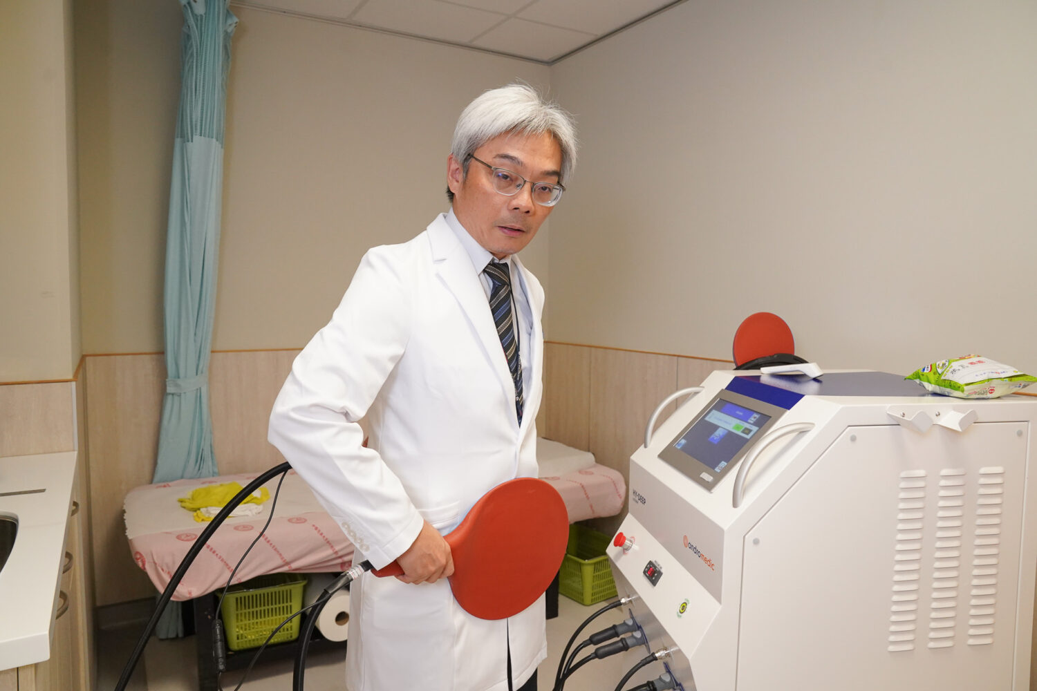 中國醫藥大學新竹附設醫院放射腫瘤科主任郭于誠示範HY-DEEP 600WM癌症局部熱治療儀的加熱位置與使用方式。(圖/記者張家燁翻攝)