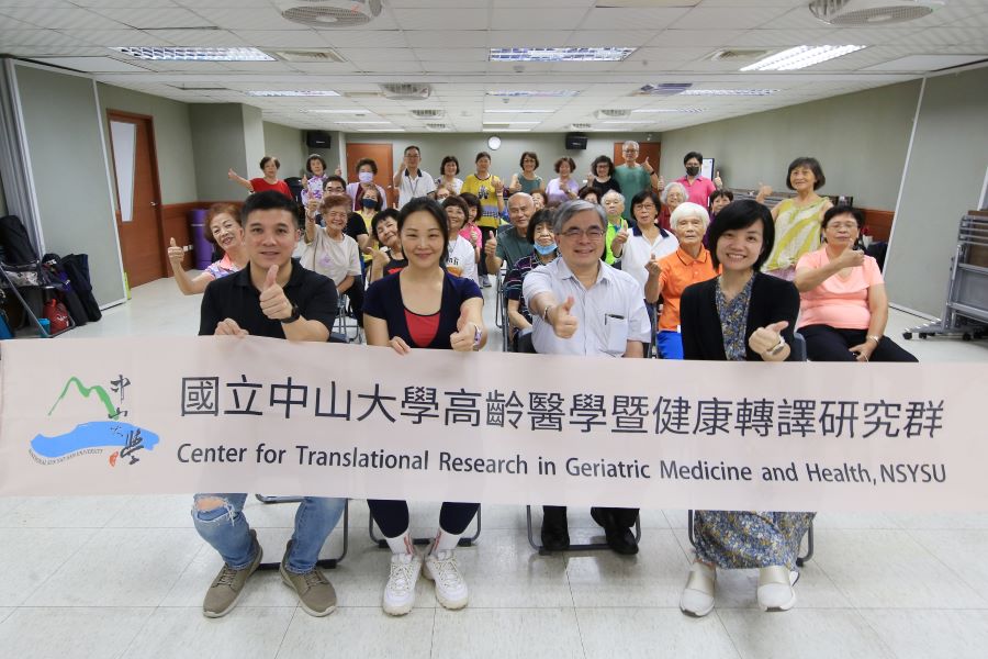 ▲國立中山大學「運用科技活化鹽埕老化社區計畫」教師群與鹽埕長者合影。