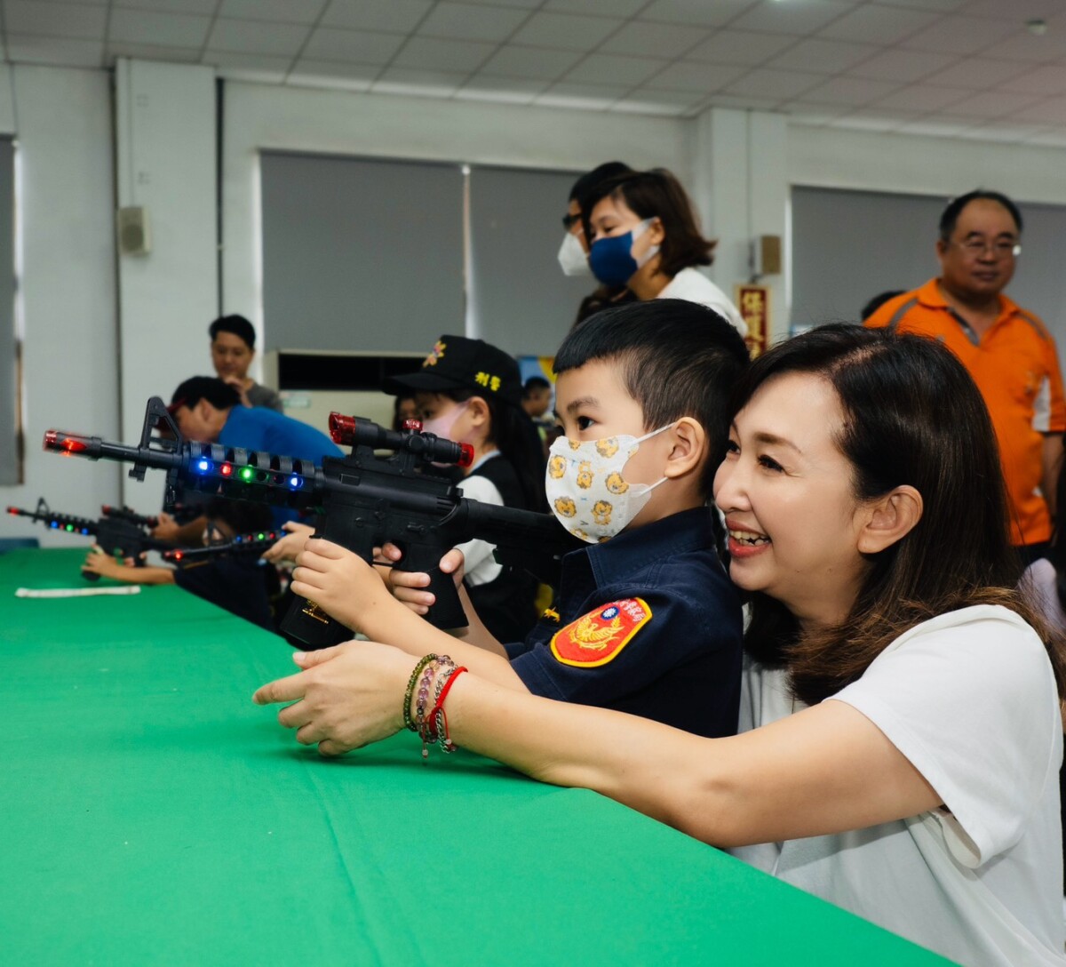 ▲李雨庭議員親自陪伴小朋友體驗「小小警察營」射擊遊戲，笑容滿滿、互動超有愛，展現十足親和力。