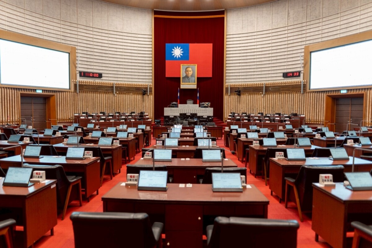 ▲議會議事廳設備升級,康裕成議長:議事更高效、服務更貼心。
