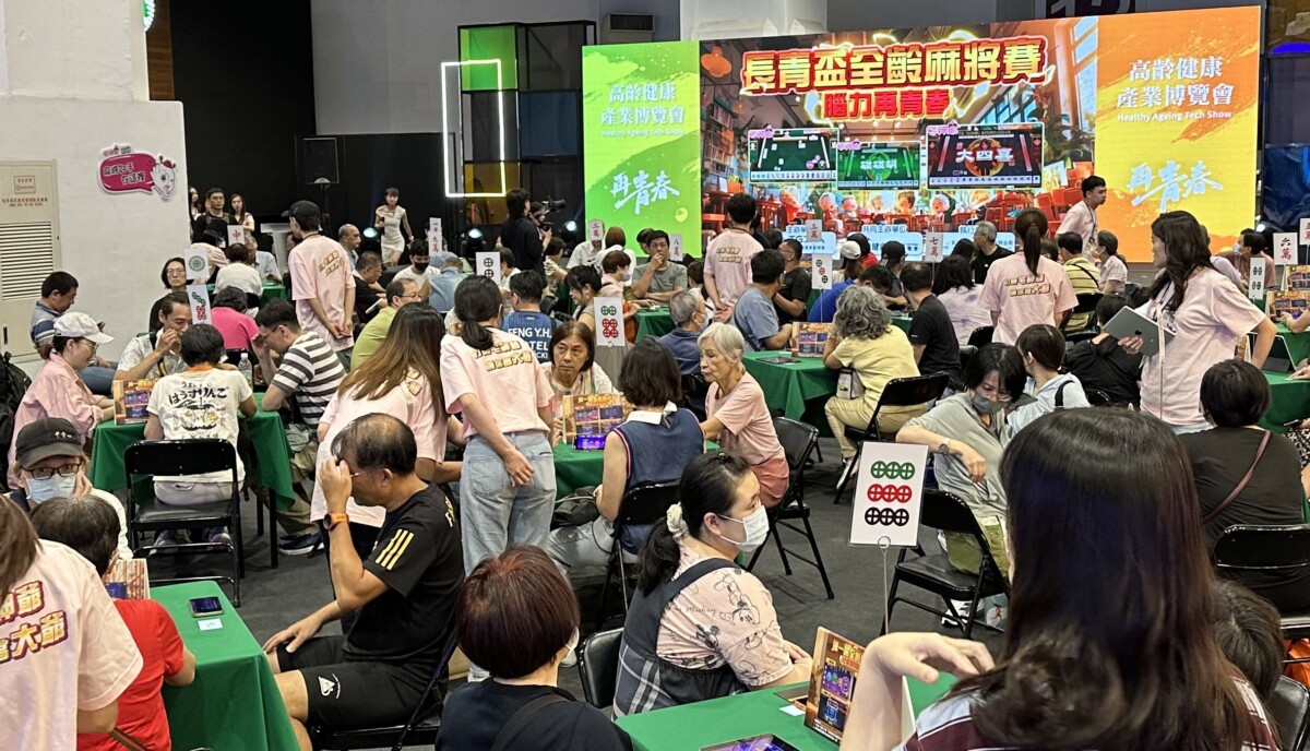 ▲民眾聚精會神專心與賽