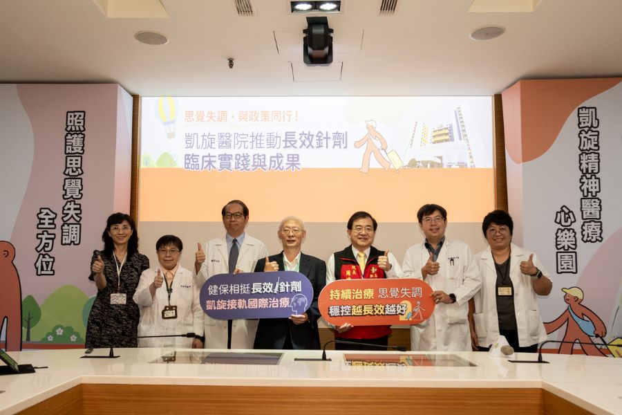 ▲凱旋醫院導入AI機器人輔助照護,提升思覺失調症長效針劑治療穩定性。左起為王淑慧主任、徐淑婷主任、蔡景宏主任、黃志中局長、周煌智院長、劉潤謙醫師、李欣雅主任。