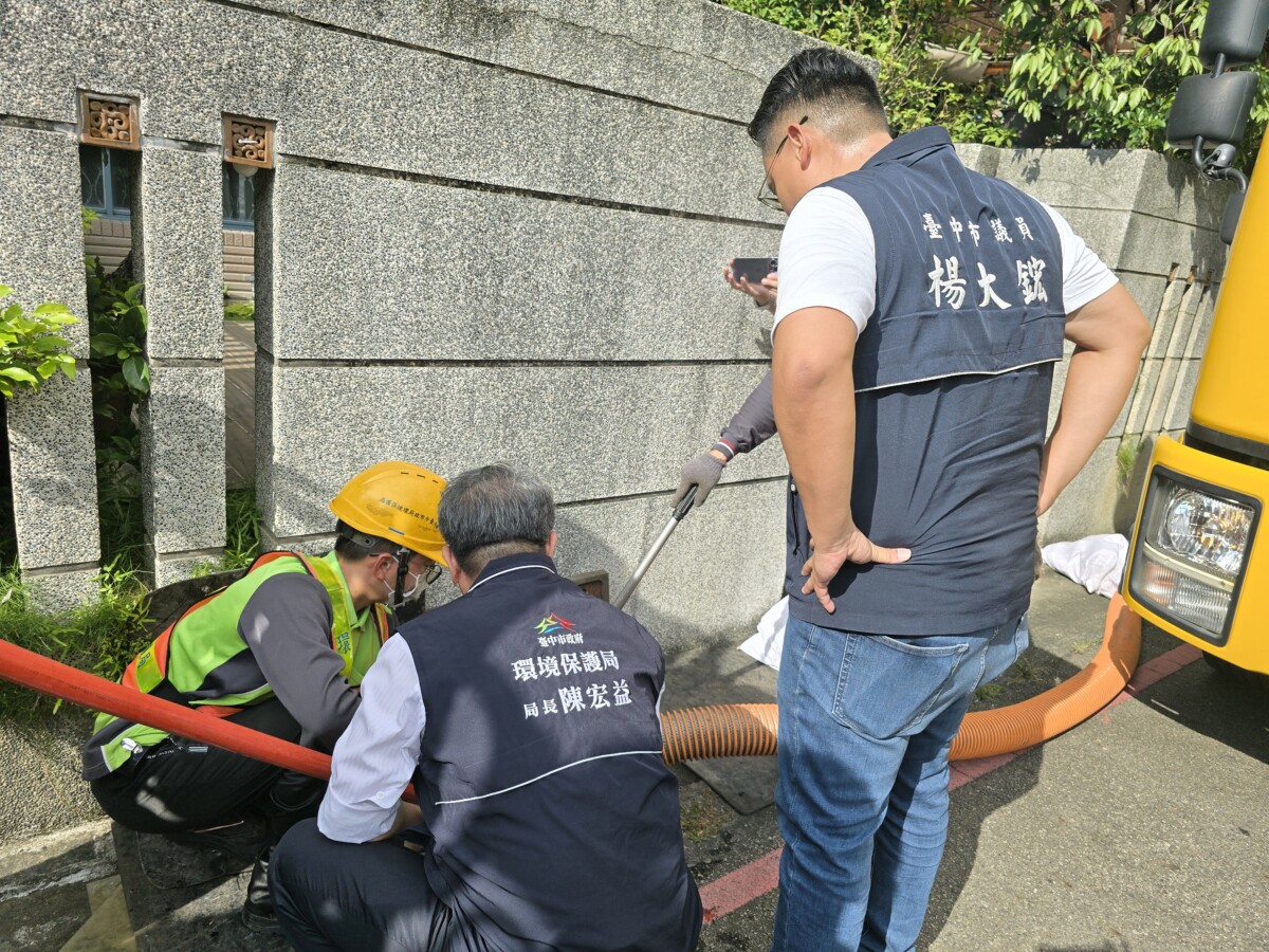 ▲今(11)日環保局長陳宏益親自到場示範水溝內視鏡清溝作業。(記者廖美雅拍攝)