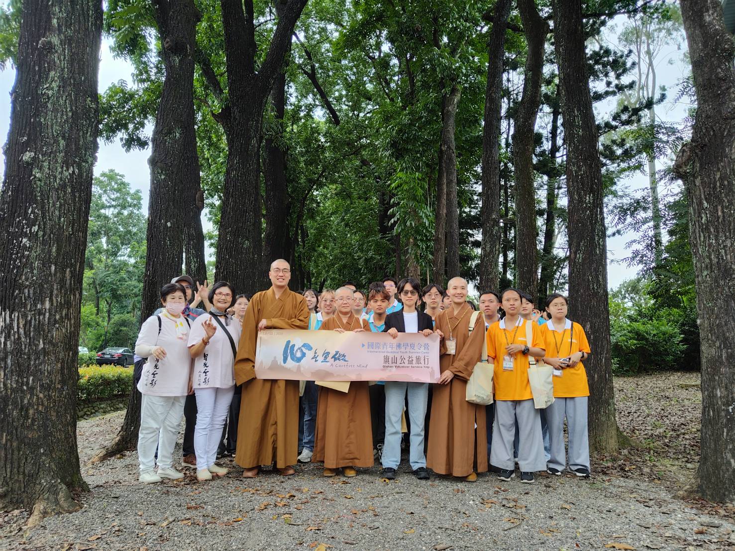 ▲國際青年踏訪六龜秘境，漫遊新威森林公園桃花心木大道。