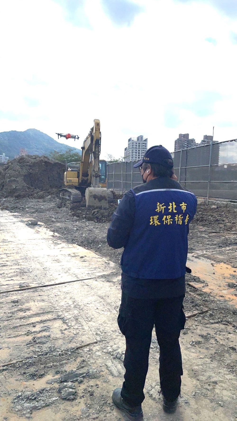 新北招募175位環保稽查員 起薪上看4萬5 4 《圖說》運用科學儀器執行空拍作業。〈環保局提供〉