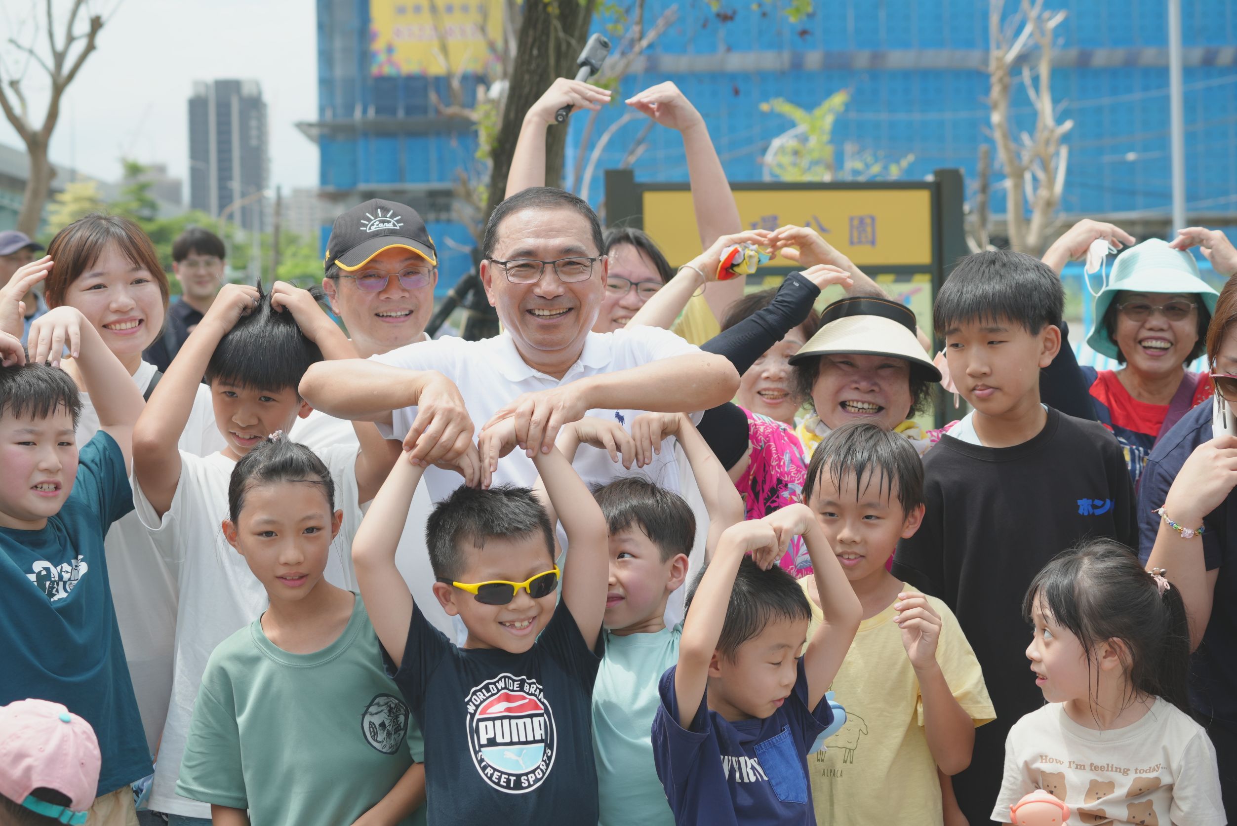 結合在地文化生態 中環公園啟用「塭」故知新 2 《圖說》市長侯友宜與小朋友開心合影。〈地政局提供〉