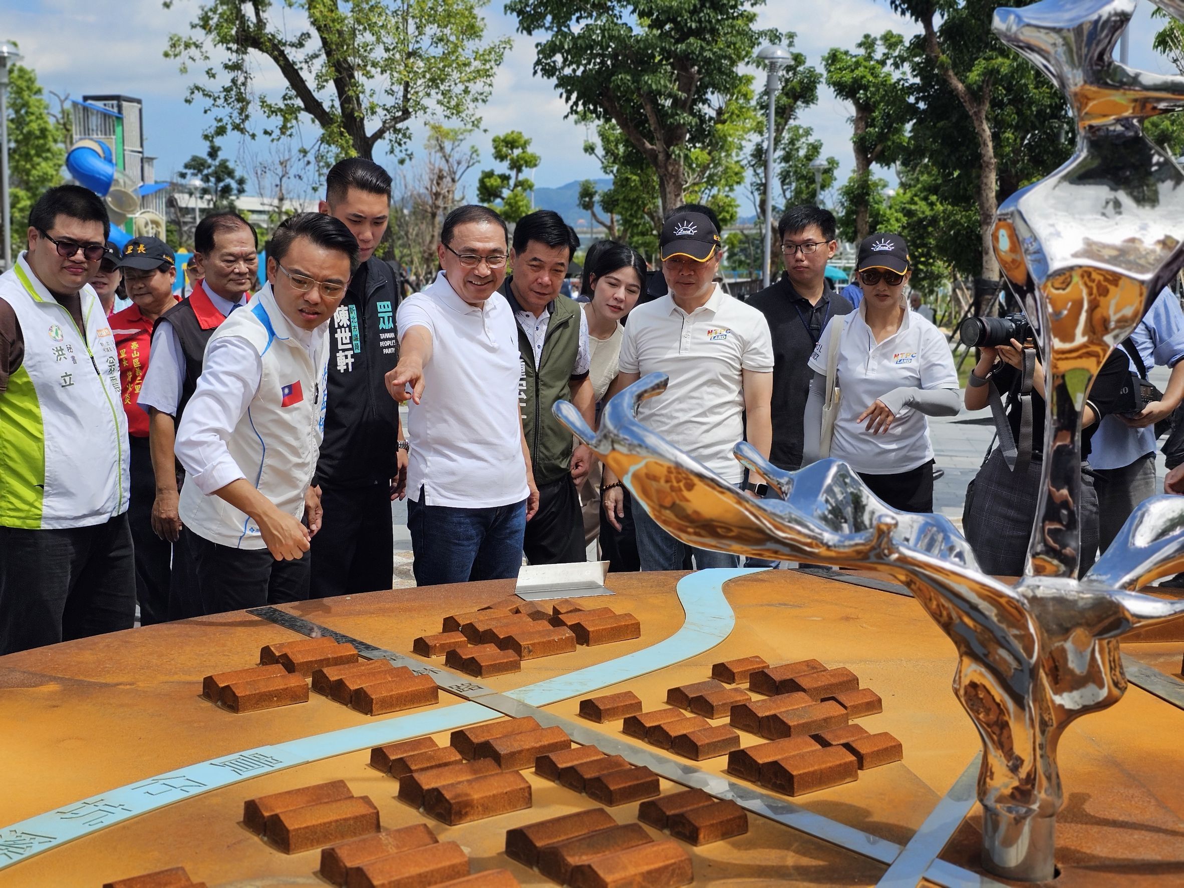 結合在地文化生態 中環公園啟用「塭」故知新 3 《圖說》侯友宜與來賓參觀公園設施。〈地政局提供〉