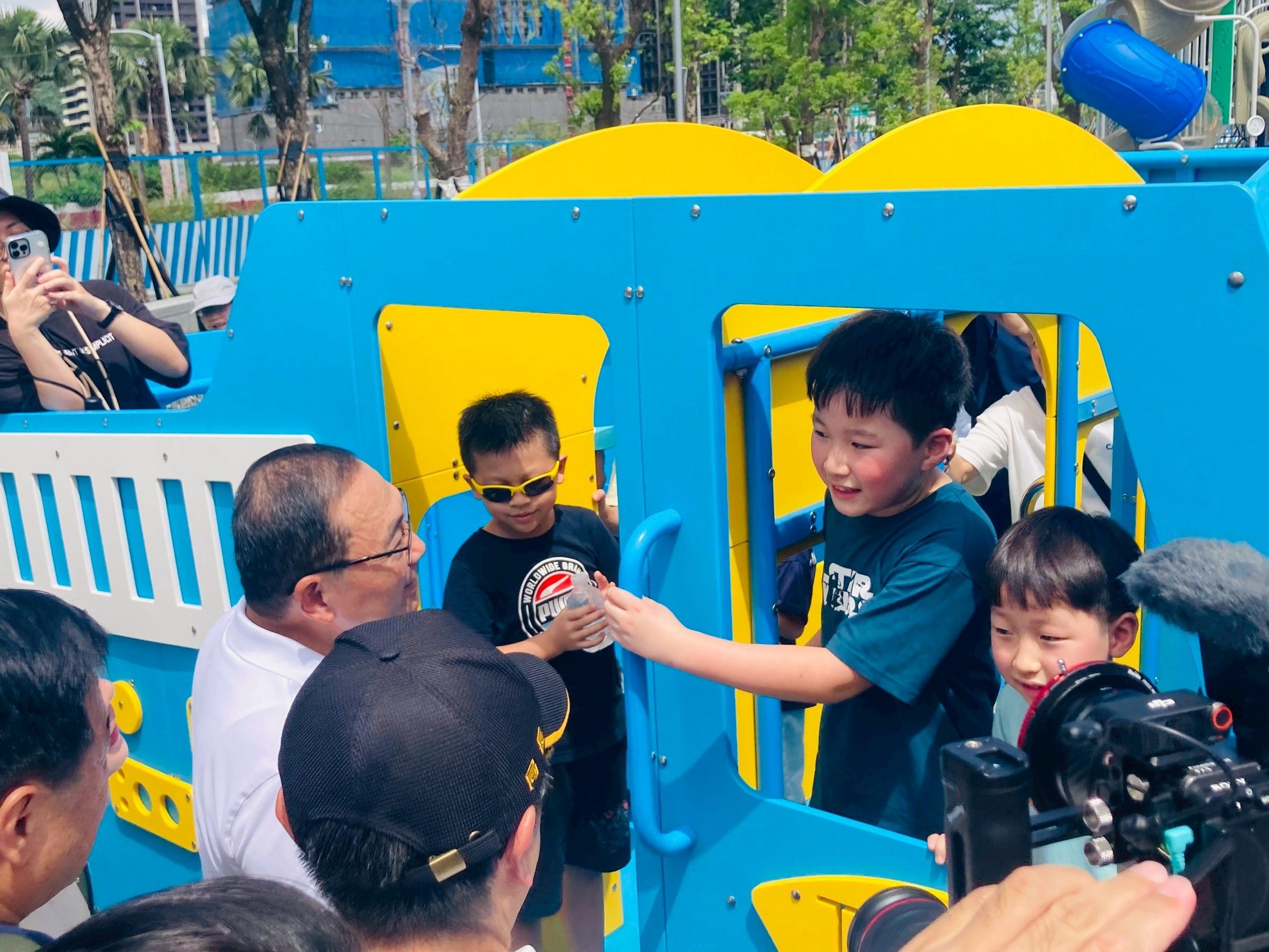 結合在地文化生態 中環公園啟用「塭」故知新 4 《圖說》中環公園打造安全兒童遊具及長輩運動設施,提供在地居民休憩娛樂好去處。〈地政局提供〉