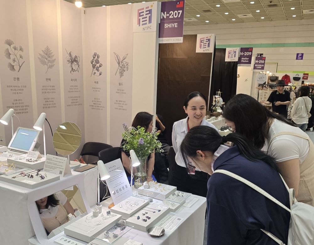 《圖說》參展團隊「鉐葉」，以精緻作品吸引買家與民眾選購。〈青年局提供〉