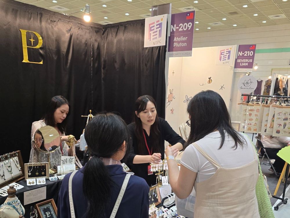 《圖說》參展團隊「暝明」以精緻的工藝飾品吸引韓國民眾駐足。〈青年局提供〉