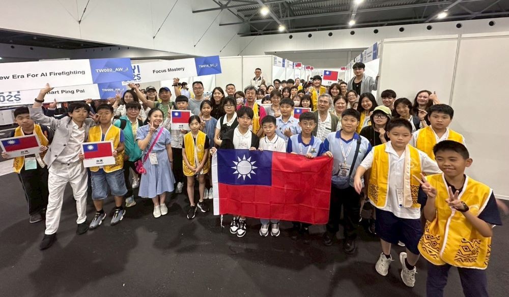 新北學子揚威大阪世博 2025IEYI發明展3金3銀1銅 2 《圖說》新北學子奪7獎 3金3銀1銅閃耀大阪世博。〈教育局提供〉