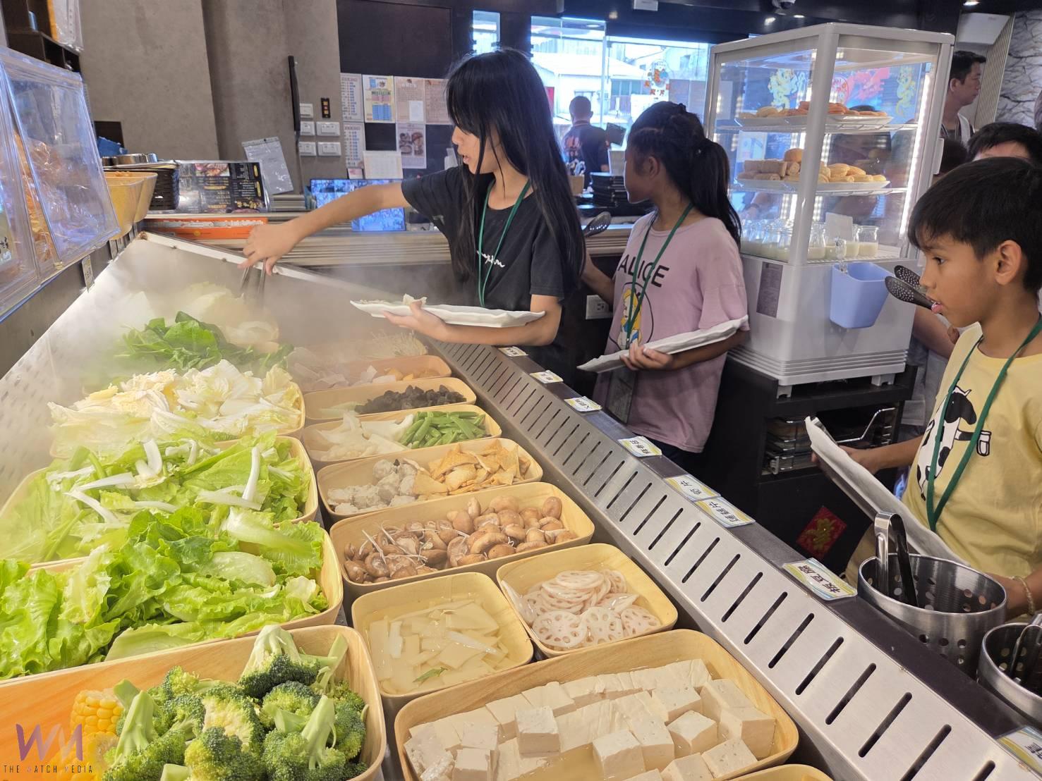 家扶被颱風耽誤的營隊 愛心火鍋饗宴畫圓滿句點 - https://www.watchmedia01.com