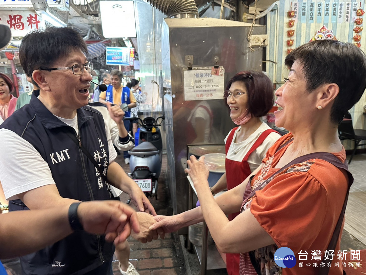 立法委員林思銘市場掃街拜票。