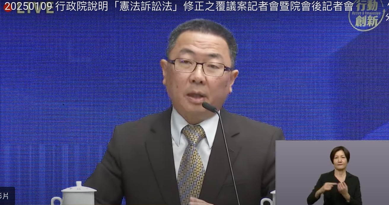 法學出身的林明昕在行政院裡能見度並不高,此次率團至韓國因取消與真相和解委員會見面遭批。圖為林明昕擔任政委後為憲訴法覆議案說明政院立場。翻攝行政院官網