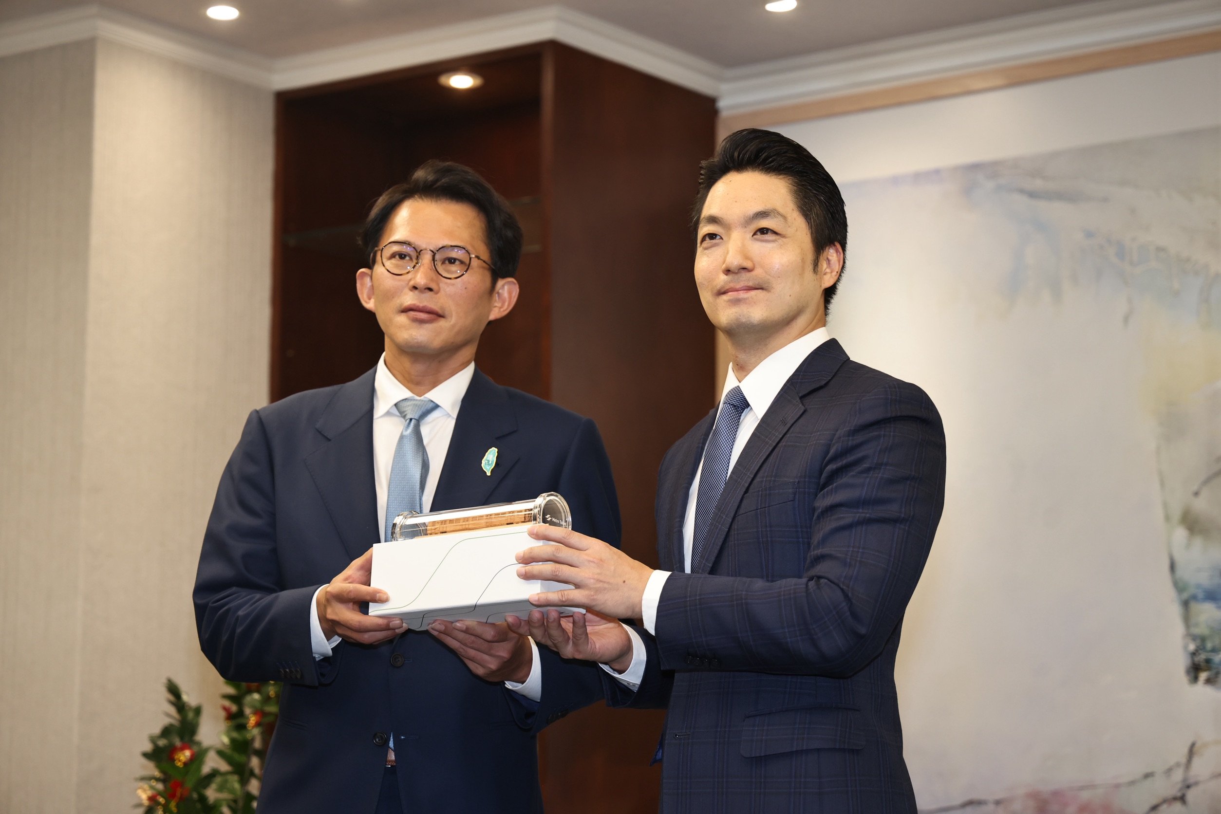 黃國昌(左)12日率台北市議會民眾黨團前往台北市政府拜會市長蔣萬安。林啟弘攝