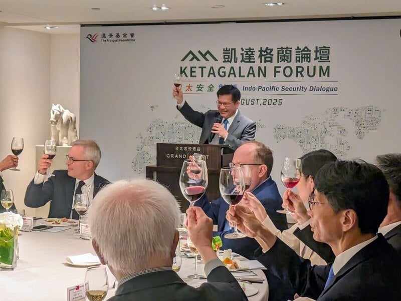 台灣外交處境艱難,賴清德總統過境美國延後,現傳宏都拉斯在2022年與台斷交後,可能在大選後復交。圖為林佳龍日前主持凱達格蘭論壇晚宴,當晚主客是英前首相強生。中央社