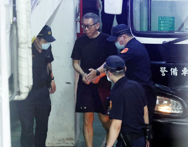 台北地方法院12日開庭審理前台北市長柯文哲涉貪污案,提訊在押的柯文哲(左2)出庭。中央社