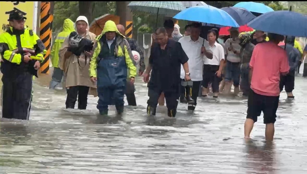 丹娜絲颱風造成大規模淹水、停電，台南市政府救災反應過慢，黃偉哲一度因災後應對而陷入輿論漩渦。台南市政府提供