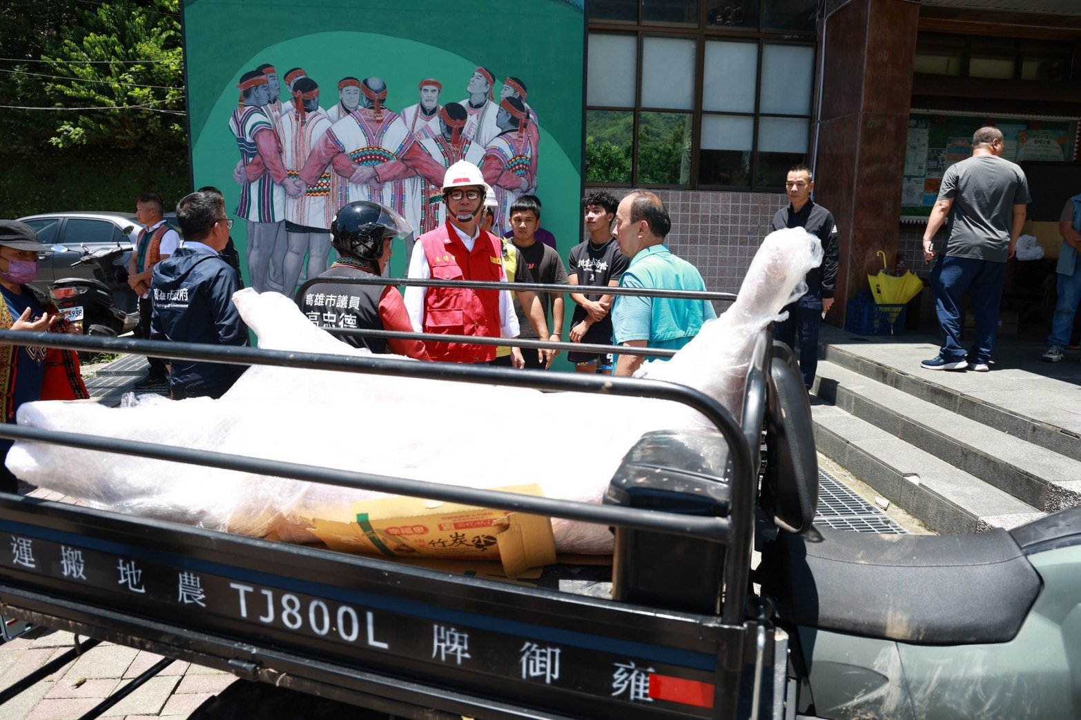  高雄市長陳其邁在這次雨災中，不斷的主動出現在山區部落中，在雨停之後還送上全豬到桃源區，施政細膩度完全展現出來。翻攝陳其邁臉書