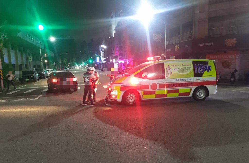 高雄驚險一刻!自小客車路口未禮讓救護車