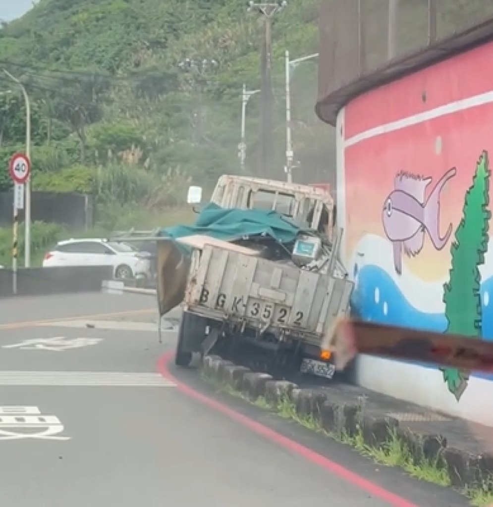 基隆外木山小貨車酒駕自撞電桿 車頭卡牆道路一度封閉