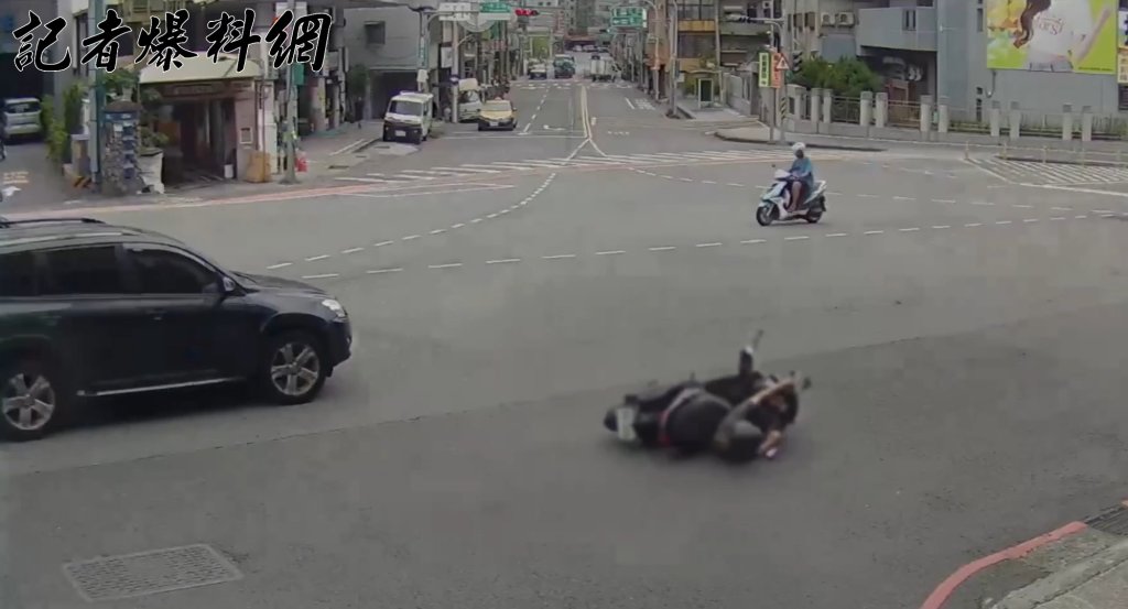 左綠燈右紅燈 新莊翁路口急煞後車騎士「閃袂赴」擦撞犁田
