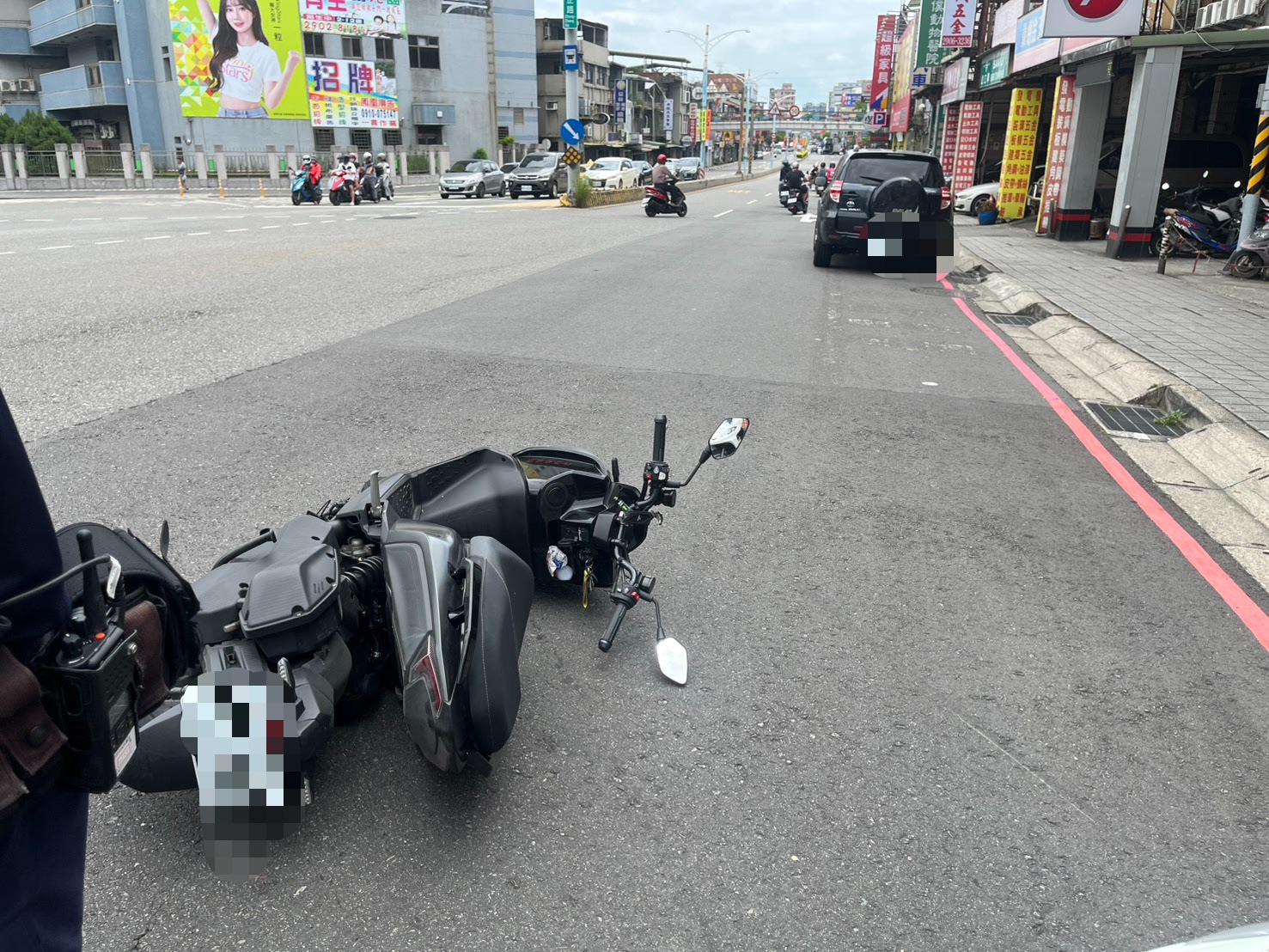 ▲▼林姓騎士疑未注意車前狀況並保持安全距離，擦撞前車右後車側後慘摔倒地。（翻攝畫面）