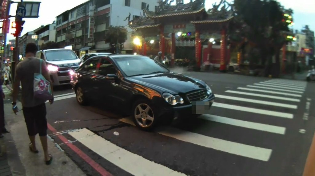 東山路口驚險一幕!警員秒察引擎冒煙-神救援阻火燒車