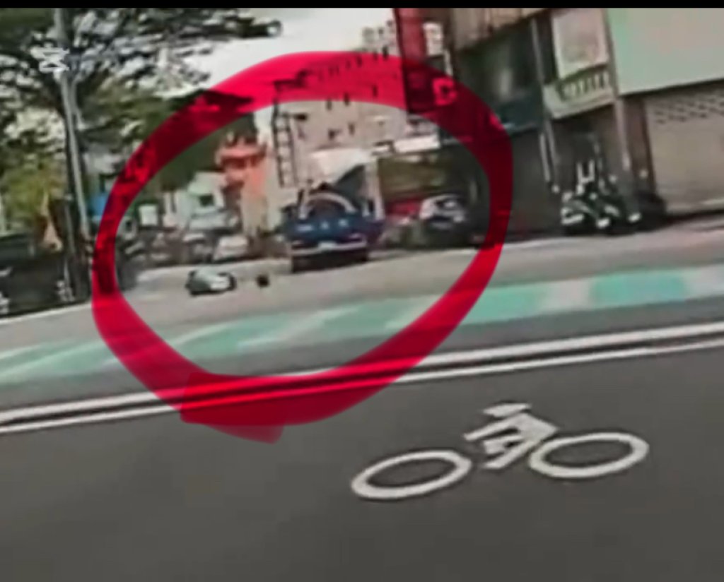 彰化員林死亡車禍！祖孫左轉遭貨車猛撞　阿嬤捲車底不治、孫受傷