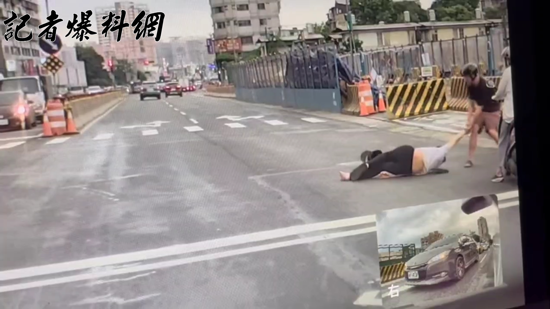 ▲騎士被拖行。（翻攝記者爆料網LINE群）