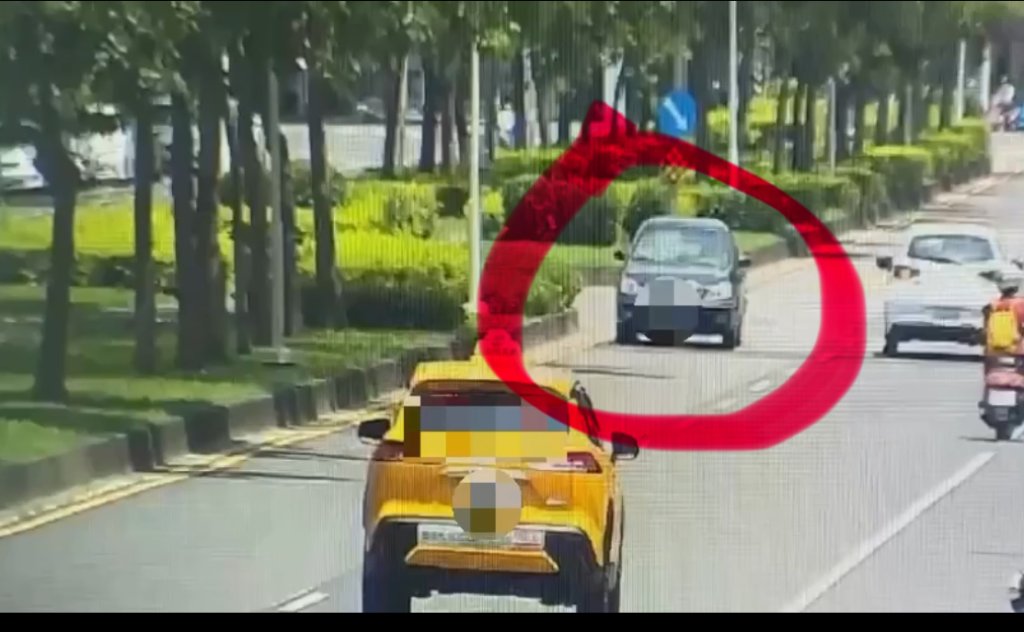 高雄九如四路驚現「行走炸彈」!74歲女駕駛逆向遭警當場攔查開罰