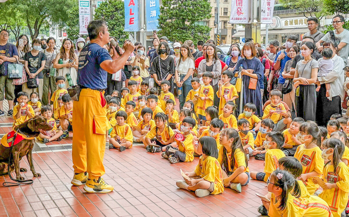 ▲大立16日將舉辦「我是小小消防員」活動，特別邀請高雄市政府消防局前金分隊的隊員現場教學。（圖/高雄大立百貨提供）
