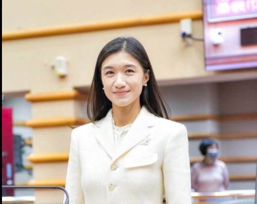 嘉義市議員戴寧涉詐助理費案，遭判5年6月定讞，將於8月19日到案執行，檢調啟動防逃機制。（圖/翻攝自戴寧FB）