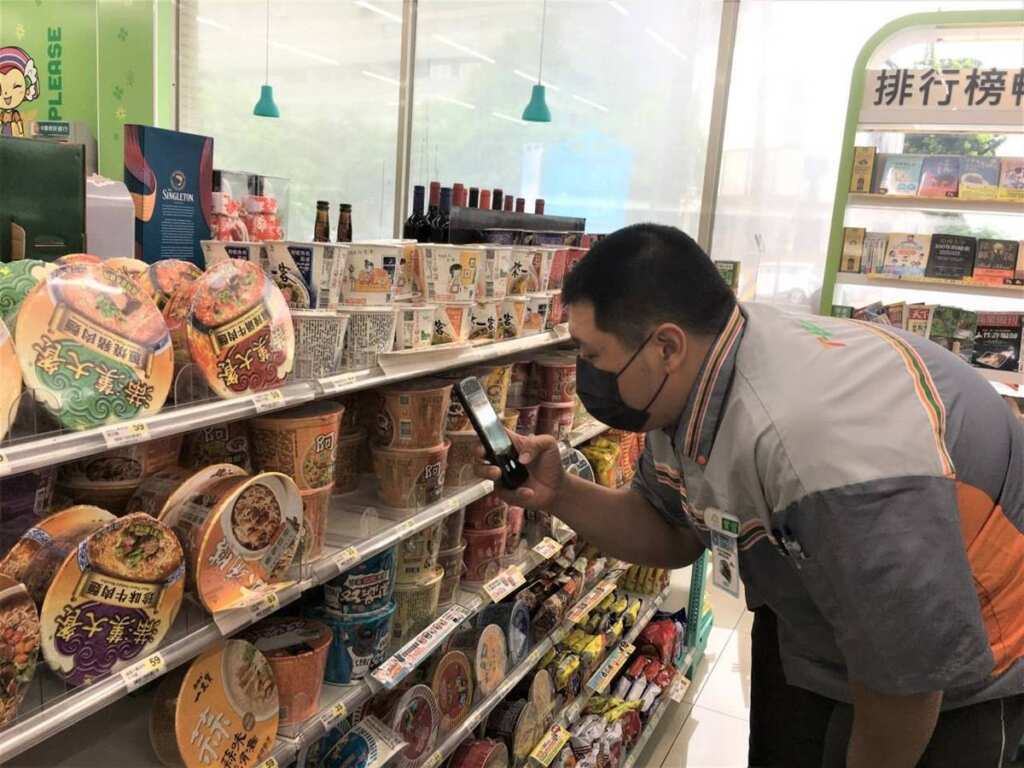 ▲雇主以拍照記錄貨品取代手寫登錄,合理調整工作,減輕阿憲的負擔。(中彰投分署提供)